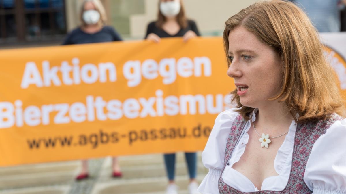 Die Passauer Studentin Corinna Sch&uuml;tz macht sich mit anderen Anti-Donaulied-Aktivisten gegen Bierzeltsexismus stark. (Foto)