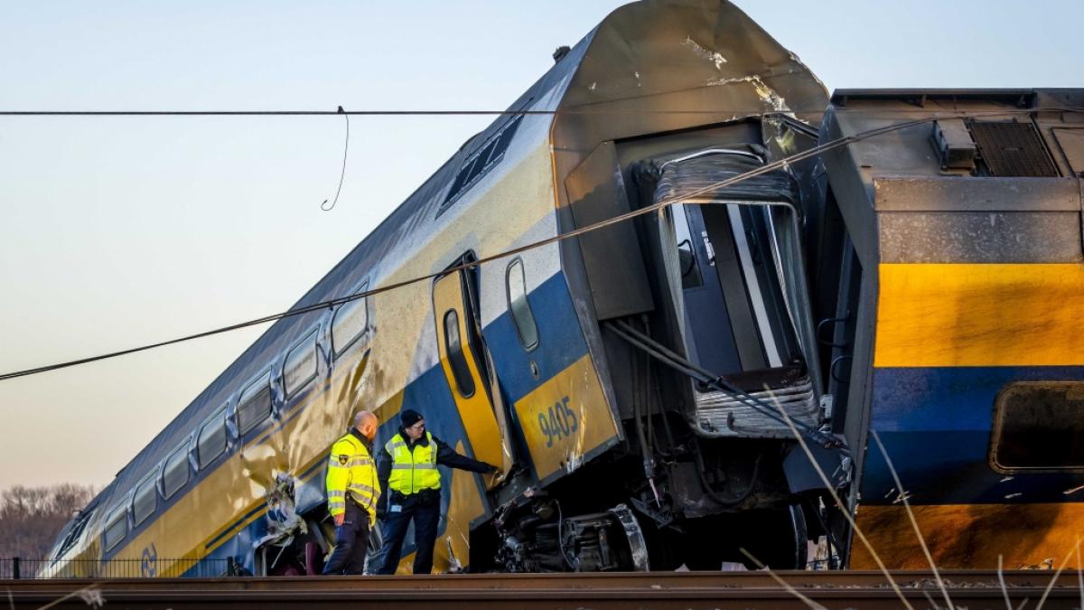 Einsatzkr&auml;fte eines Rettungsdienstes arbeiten an der Unfallstelle in Voorschoten nach einem schweren Zugungl&uuml;ck. Nach Angaben von Augenzeugen sollen ein G&uuml;terzug und ein Passagierzug gegen einen Baukran gesto&szlig;en sein. (Foto)