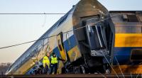 Einsatzkräfte eines Rettungsdienstes arbeiten an der Unfallstelle in Voorschoten nach einem schweren Zugunglück. Nach Angaben von Augenzeugen sollen ein Güterzug und ein Passagierzug gegen einen Baukran gestoßen sein.