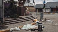 Die Leichen von Menschen, die durch russischen Beschuss getötet wurden, liegen in der Stadt Irpin in der Ukraine auf der Straße.