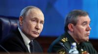 Wladimir Putin (l) und der russische Generalstabschef General Waleri Gerassimow nehmen an der jährlichen Vorstandssitzung des Verteidigungsministeriums in Moskau teil.