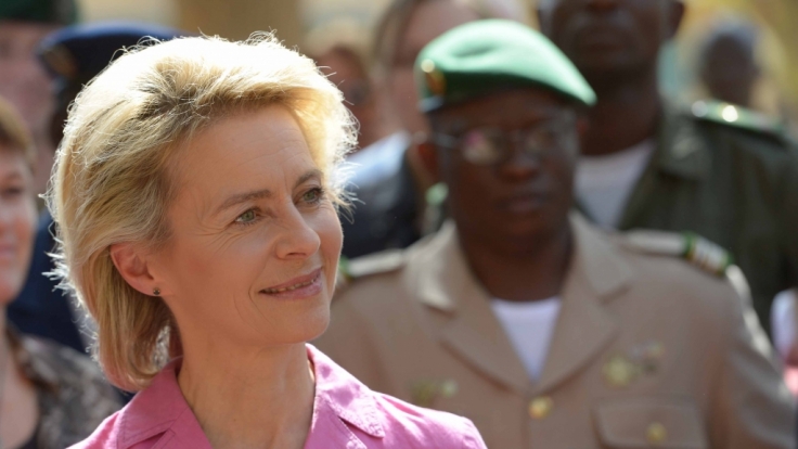 Warum nicht auch mal in Rosa verteidigen? Ursula von der Leyen in Mali.