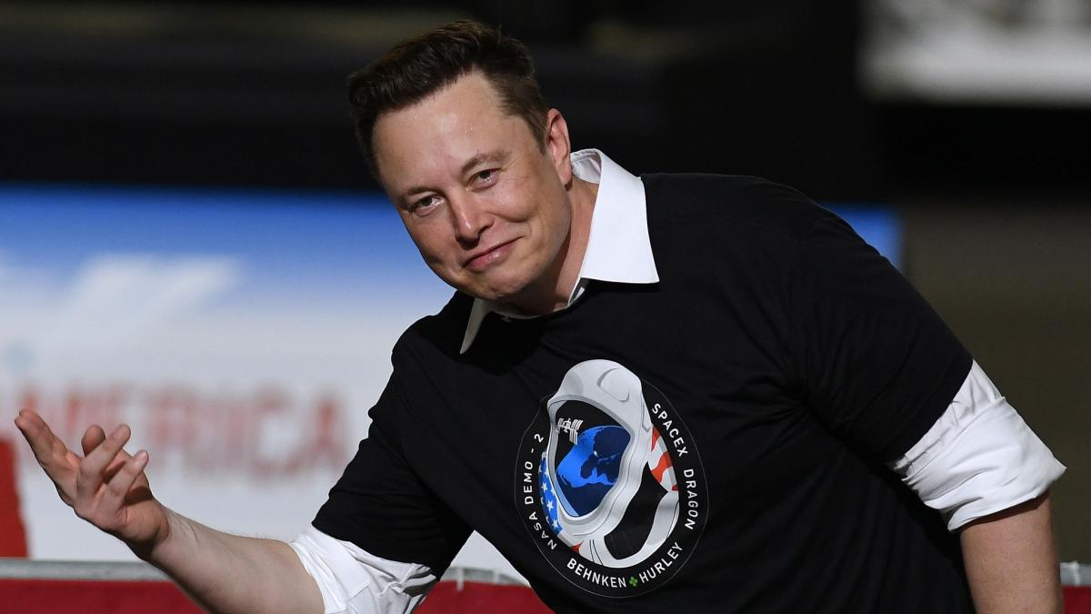 Elon Musk, Chef von Tesla und SpaceX, gestikuliert im Vehicle Assembly Building im Kennedy Space Center vor dem Publikum, nachdem er von US-Pr&auml;sident Trump erkannt wurde. (Foto)