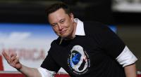 Elon Musk, Chef von Tesla und SpaceX, gestikuliert im Vehicle Assembly Building im Kennedy Space Center vor dem Publikum, nachdem er von US-Präsident Trump erkannt wurde.