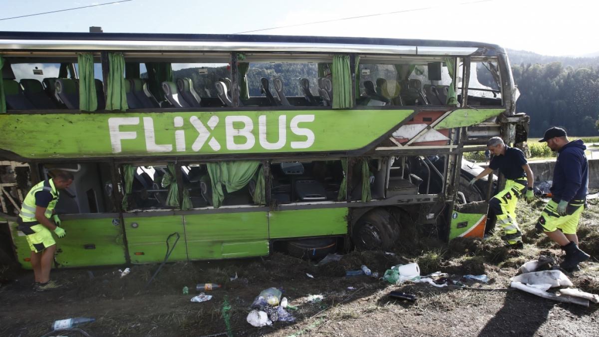 Bei einem Flixbus-Ungl&uuml;ck kam jetzt eine erst 19-j&auml;hrige Frau zu Tode. 20 weitere Personen wurden verletzt. (Foto)