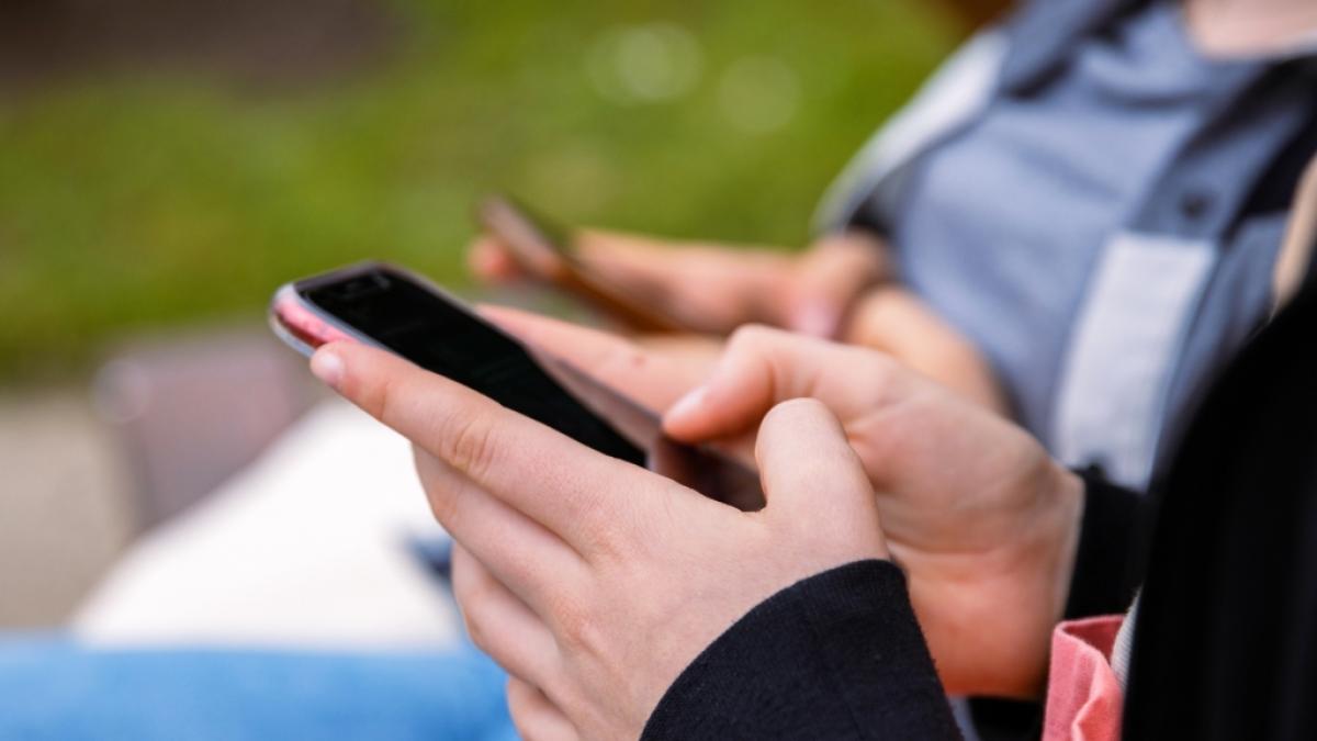 Ein immer &ouml;fter zu beobachtendes Bild: Statt echte Interaktionen zu suchen, verschwinden Jugendliche im Netz. (Foto)