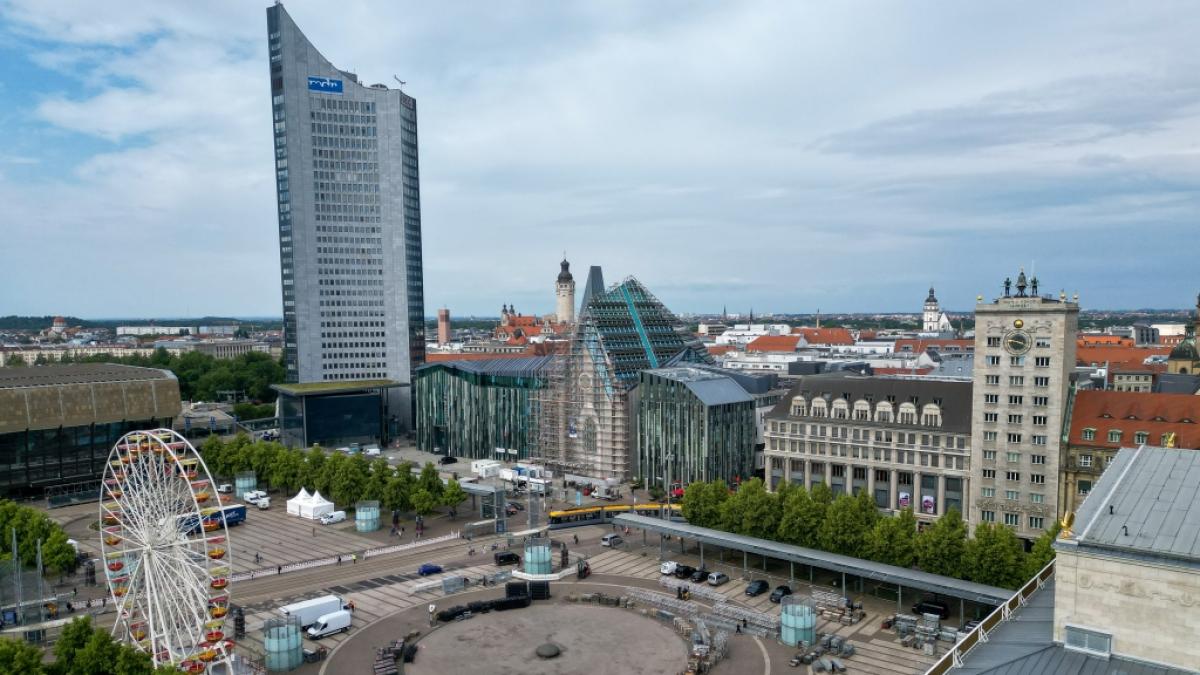 Auf dem Leipziger Augustusplatz wird die "Fan Zone" f&uuml;r die Fu&szlig;ball-EM 2024 aufgebaut. (Foto)