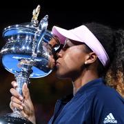 Naomi Osaka küsst die Australian-Open-Trophäe nach ihrem Finalsieg 2019 über Kvitova.