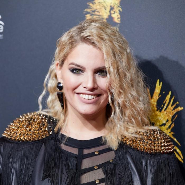 Vom Pferd gefallen - Curvy Model zeigt monströsen blauen Fleck am Po
