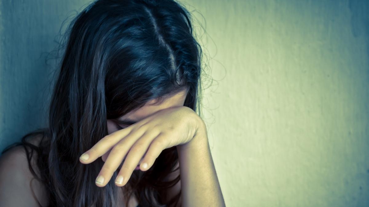 Eine Mutter soll ihre 12 Jahre alte Tochter auf Anweisung missbraucht haben. (Foto)