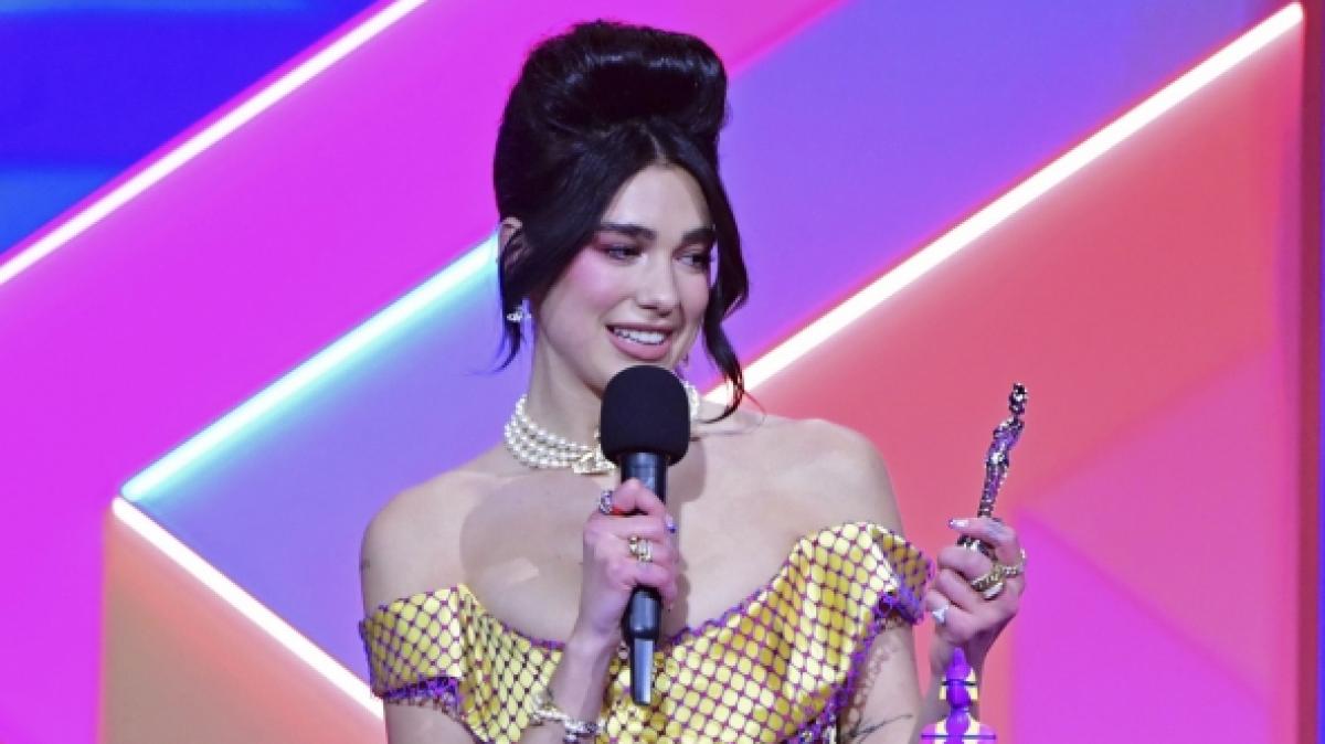 Dua Lipa brachte das Publikum bei den Brit Awards um den Verstand - und auch auf Instagram fackelt die S&auml;ngerin in Strapsen das Netz ab (Foto)