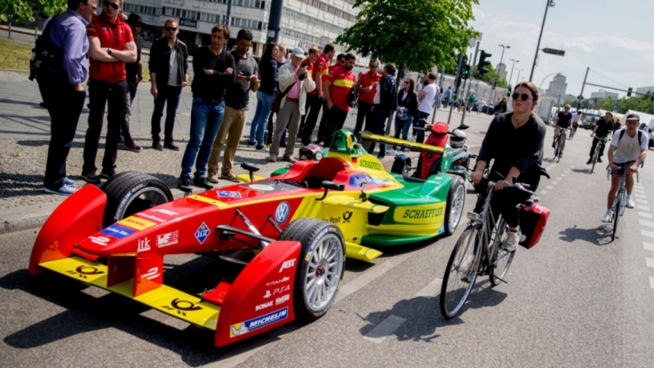 Formel-E-Rennwagen am Berlin Alexanderplatz: Am Samstag startet in der Berliner City das Formel-E-Rennen um den ePrix.
