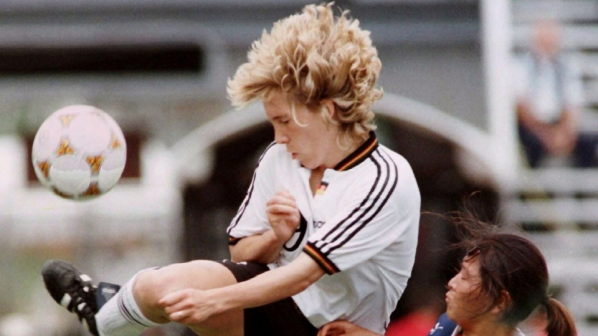 Heidi Mohr im Zweikampf mit der Japanerin Maki Haneta beim olympischen Fu&szlig;ballturnier 1996 im Legion Field. (Foto)