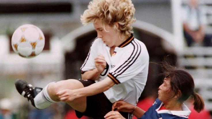 Heidi Mohr im Zweikampf mit der Japanerin Maki Haneta beim olympischen Fußballturnier 1996 im Legion Field.