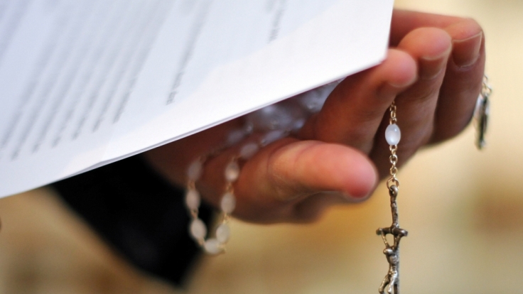 Ein Priester steht erneut wegen schweren Kindesmissbrauchs vor Gericht (Symbolbild).