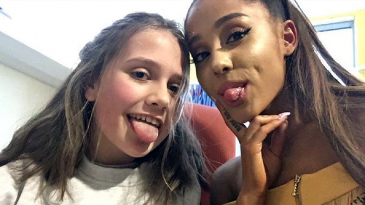 US- Popstar Ariana Grande am 02.06.2017 in Manchester mit der kleinen Evie im Royal Manchester Kinderkrankenhaus.