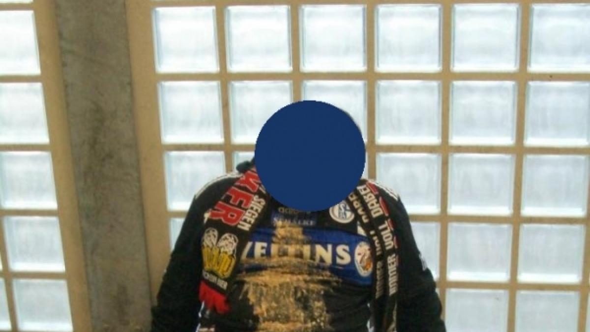 Kotzender Schalkefan (Foto)