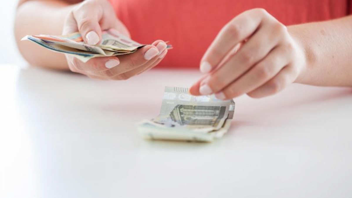 Regeln helfen beim Sparen. Wer etwa jeden 5-Euro-Schein beiseite legt, kann relativ schnell einen gr&ouml;&szlig;eren Betrag ansparen. (Foto)