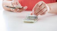 Regeln helfen beim Sparen. Wer etwa jeden 5-Euro-Schein beiseite legt, kann relativ schnell einen größeren Betrag ansparen.