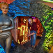Benjamin Stöwe steht in einem Zeitportal in seinem privaten Star-Trek-Museum 