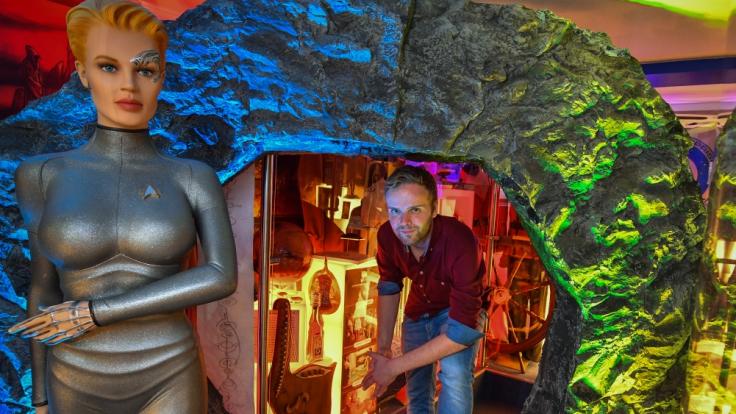 Benjamin Stöwe steht in einem Zeitportal in seinem privaten Star-Trek-Museum