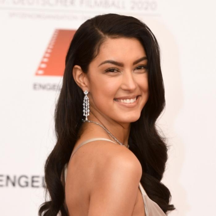 Model posiert ohne BH - die Fans ringen um Atem