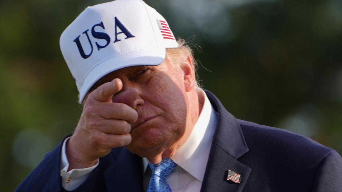 US-Pr&auml;sident Donald Trump (80) sch&uuml;rt mit einem gestenreichen Foto Ger&uuml;chte um sich und Natalie Harp (35). (Foto)