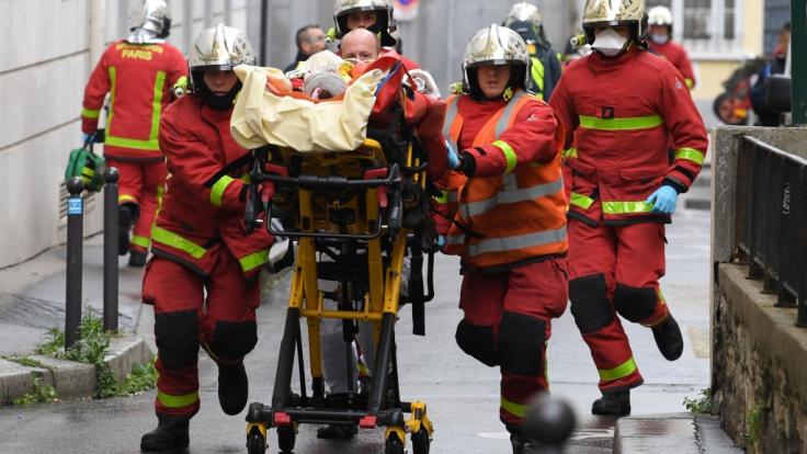 In der französischen Hauptstadt Paris sind mindestens zwei Menschen bei einer offenbar terroristisch motivierten Messer-Attacke verletzt worden.