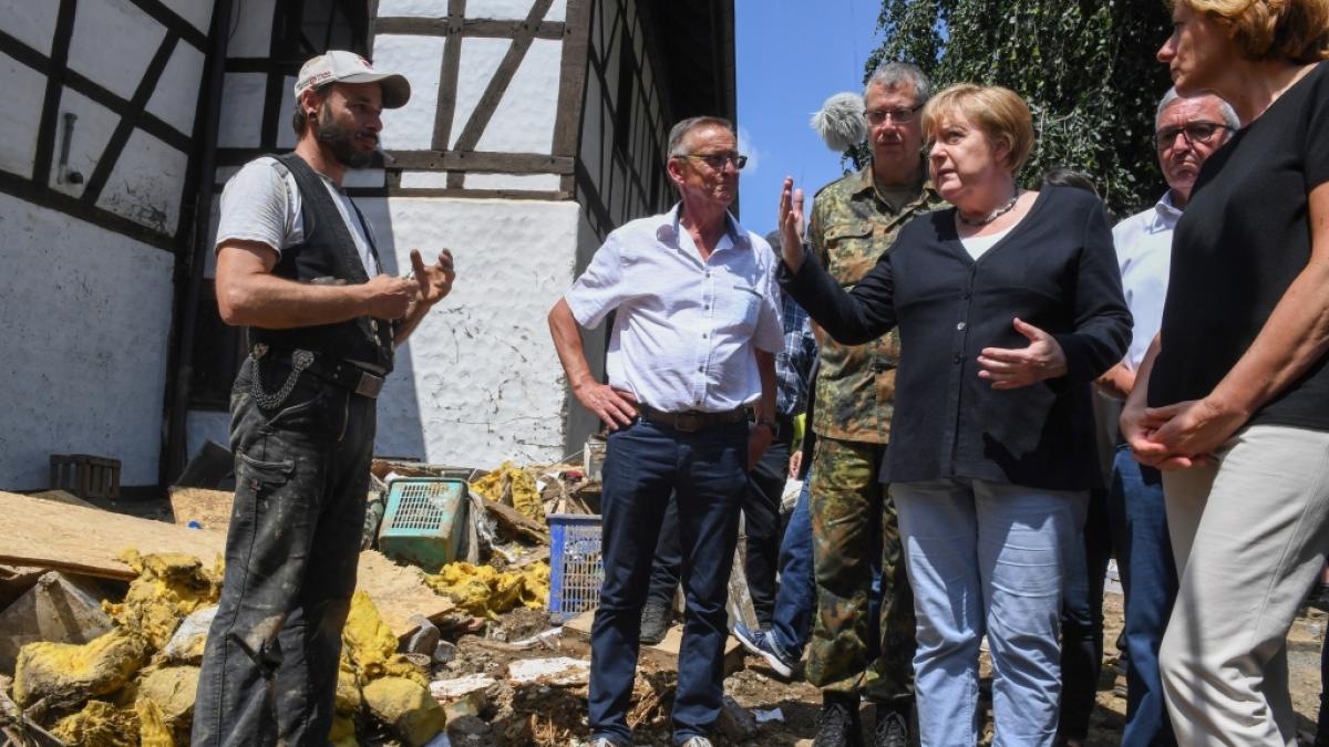 Bundeskanzlerin Angela Merkel (3.v.r.) und Malu Dreyer (r,SPD), Ministerpr&auml;sidentin von Rheinland-Pfalz, sprechen mit einem betroffenen Anwohner w&auml;hrend ihres Besuchs in dem vom Hochwasser verw&uuml;steten Dorf Schuld bei Bad Neuenahr-Ahrweiler. (Foto)