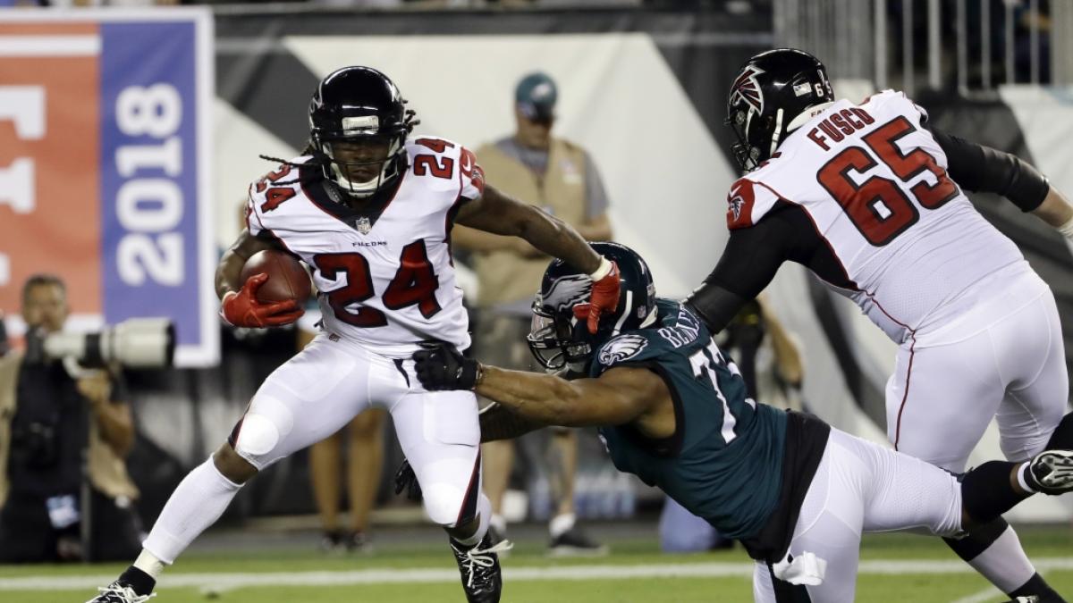 Devonta Freeman von den Atlanta Falcons l&auml;uft den Ball gegen die Philadelphia Eagles am 1. Spieltag, am 06.09.2018. (Symbolbild) (Foto)
