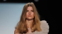 Designer lassen ihre Models seit Jahren nur allzu gerne halbnackt über den Laufsteg flanieren, wie hier in einer Kreation von Lever Couture auf der Berliner Modewoche.