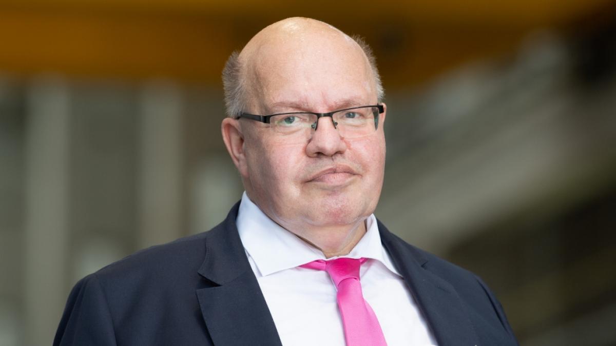 Peter Altmaier musste w&auml;hrend einer Sitzung des Wirtschaftsausschusses am Montagabend mit einem Rettungswagen in ein Krankenhaus gebracht werden. (Foto)