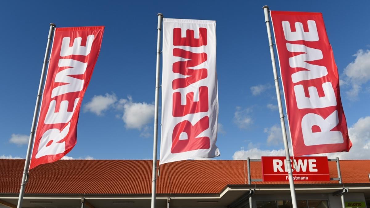 Fahnen mit dem REWE-Logo wehen vor einer Filiale des Einzelh&auml;ndlers (Symbolbild). (Foto)