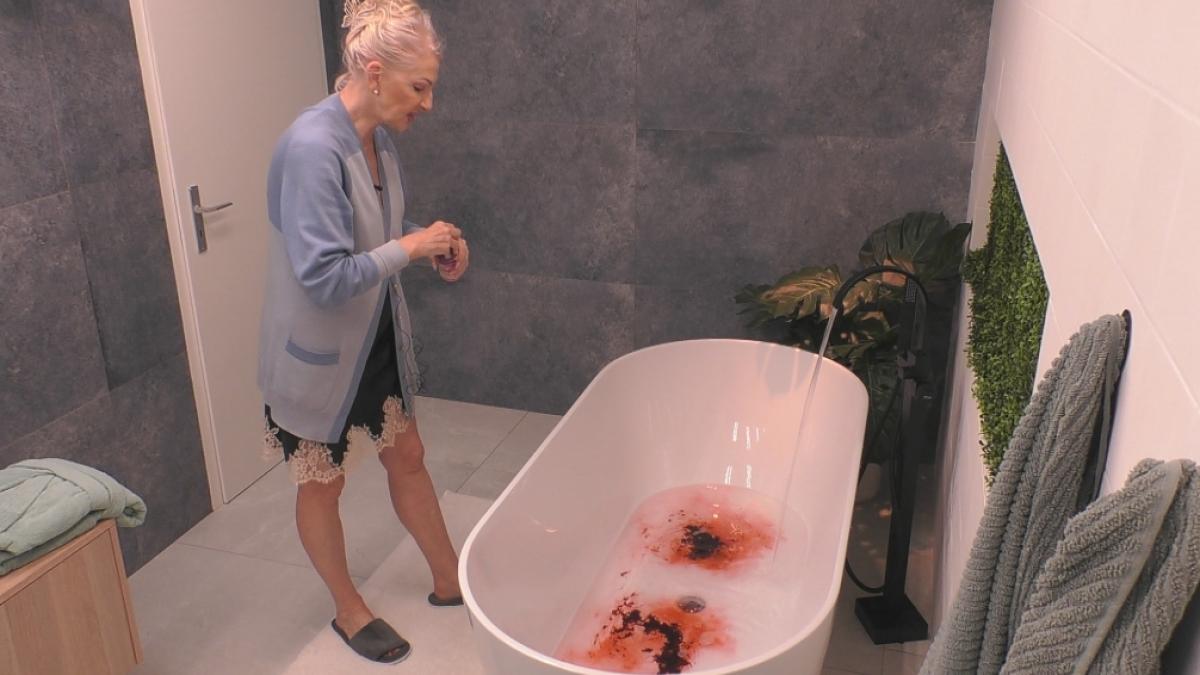 D&eacute;sir&eacute;e Nick will Harald mit einem Bad vom weiblichen Geschlecht &uuml;berzeugen. Ob ihr das gelingt? (Foto)