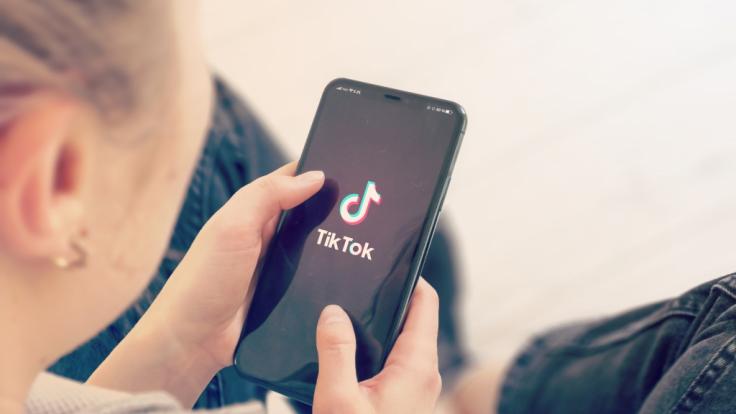 Die TikTok-Influencerin Bailey Hutchins ist mit nur 26 Jahren an einer Krebserkrankung gestorben (Symbolfoto).