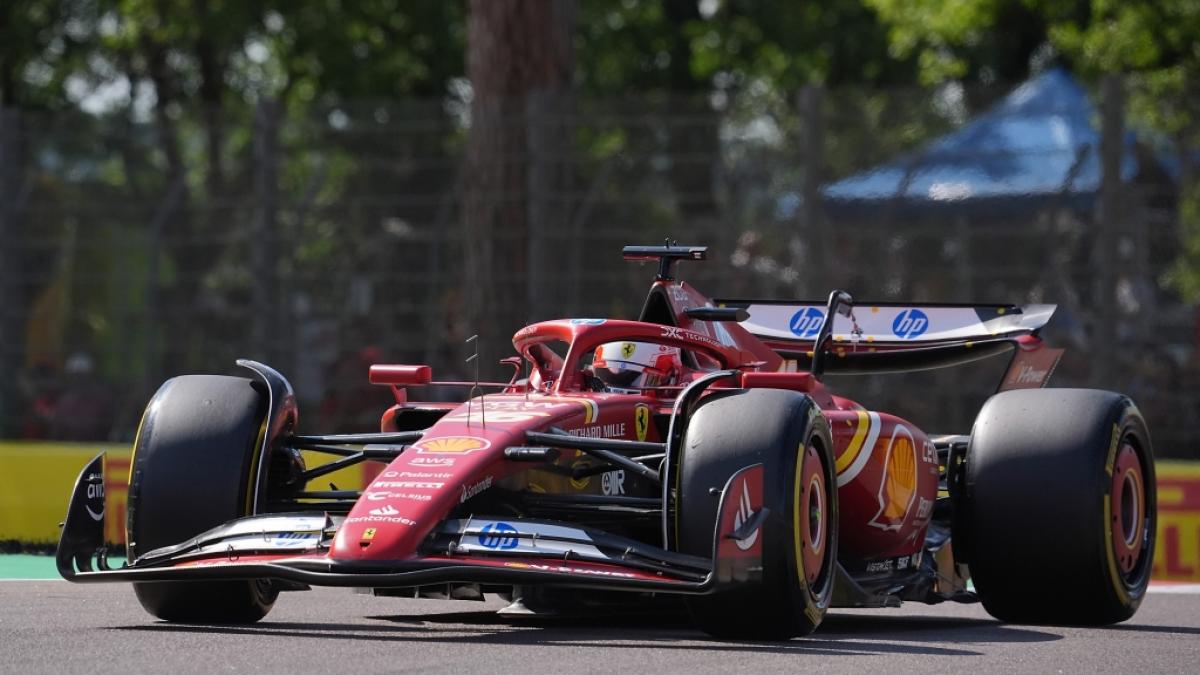 Charles Leclerc aus Monaco vom Team Scuderia Ferrari ist auf der Strecke in Imola unterwegs. (Foto)