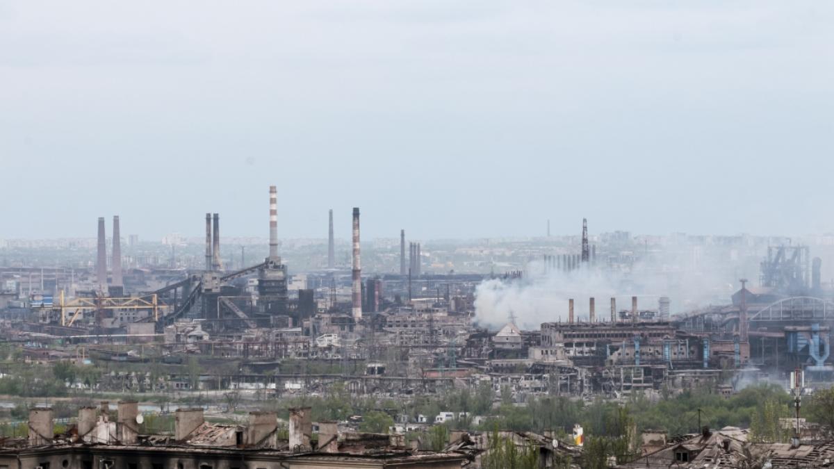 Russische Soldaten sollen Phosphorbomben &uuml;ber dem Asow-Stahlwerk in Mariupol abgeworfen haben. (Foto)