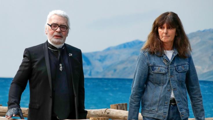 Der deutsche Modedesigner Karl Lagerfeld und die französische Modestudioleiterin Virginie Viard.