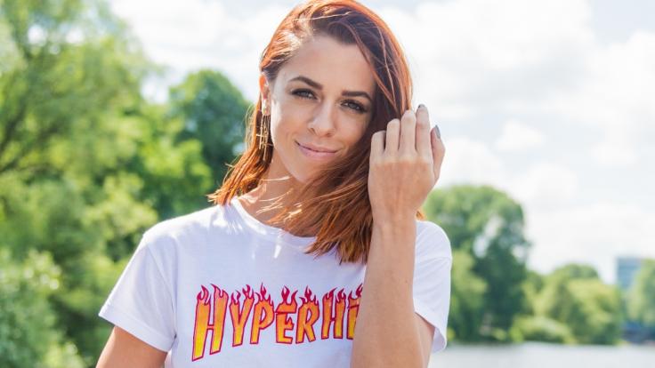 Schlagerstar Vanessa Mai macht ihre Leidenschaft für Naturkosmetik zum zweiten Standbein - mit einer eigenen Kollektion für dm.