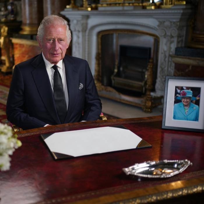 Wegen Harry und Meghan? Charles nimmt plötzlich diese Änderung vor!