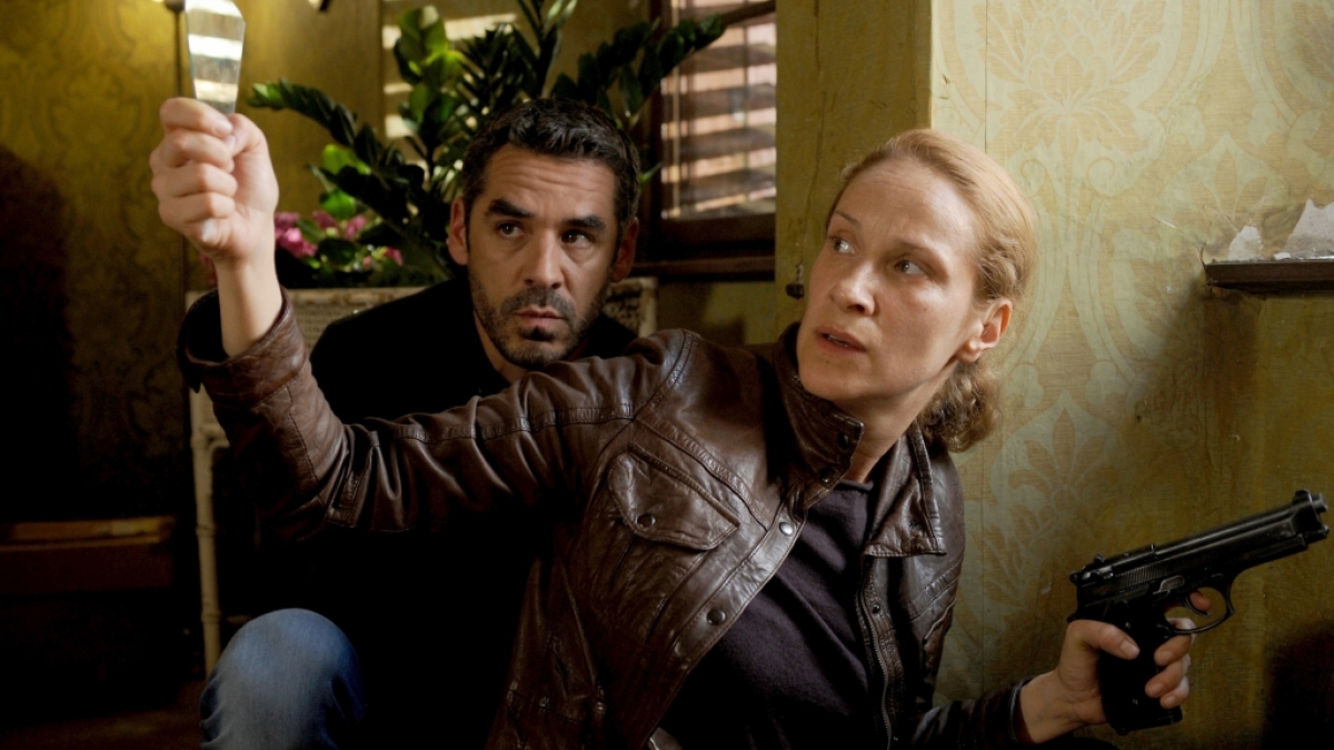Kommissarin Sonja Schwarz (Chiara Schoras) und "Capo" Matteo Zanchetti (Tobias Oertel) im Visier eines Mafiakillers. (Foto)