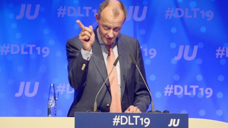 Ex-Unionsfraktionschef Friedrich Merz attackiert Kanzlerin Merkel.