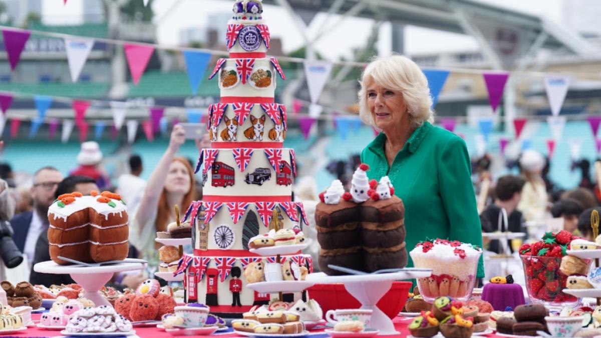 Herzogin Camilla bestaunt die kunstvollen S&uuml;&szlig;speisen beim gro&szlig;en Jubil&auml;umsmittagessen f&uuml;r Queen Elizabeth II. auf dem Spielfeld im Oval Cricket Ground. (Foto)