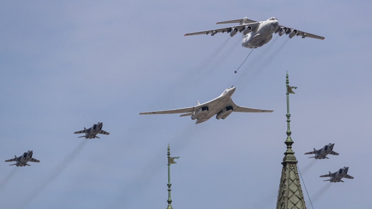 Die russische Luftwaffe (hier bei Proben f&uuml;r die Milt&auml;rparade am "Tag des Sieges") soll miserabel ausgestattet sein. (Foto)