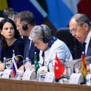 Die deutsche Außenministerin (l.) wandte sich direkt an ihren russischen Amtskollegen Sergej Lawrow (r.).