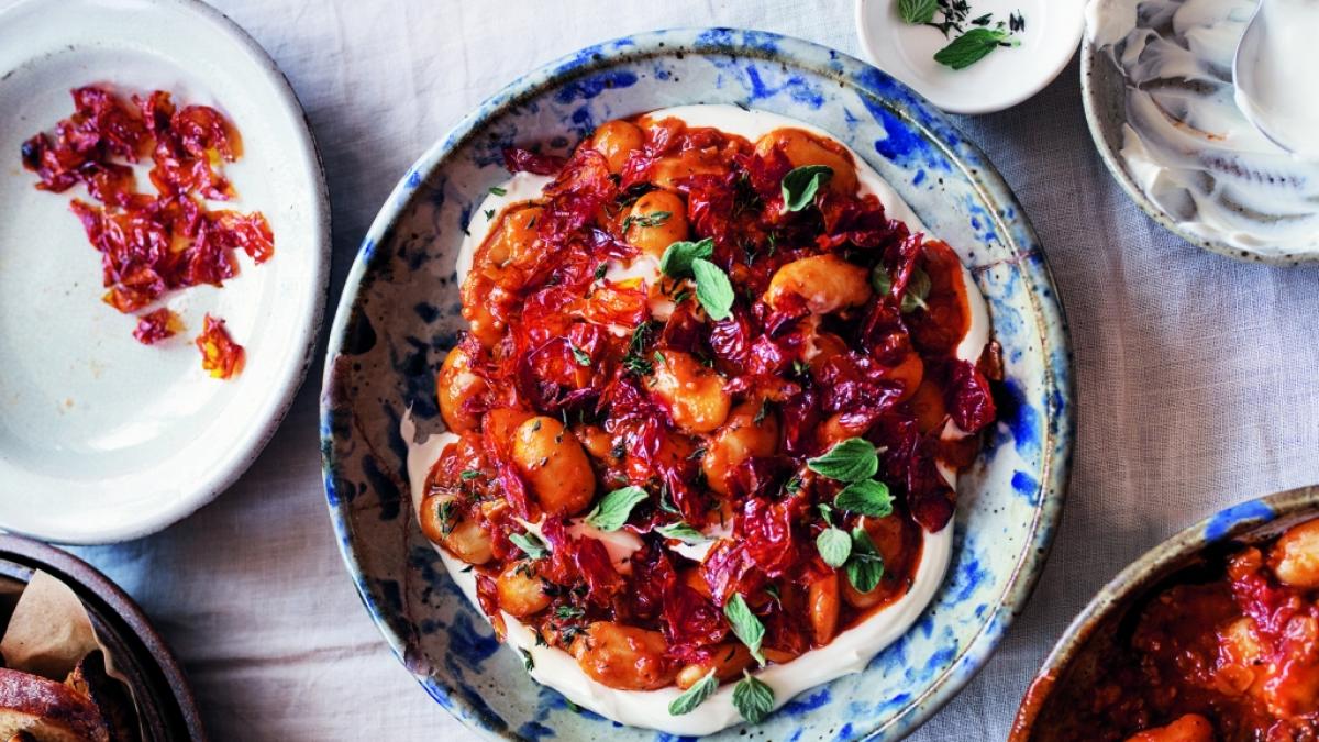 Wei&szlig;e Riesenbohnen mit ger&ouml;steten Kirschtomaten (Foto)