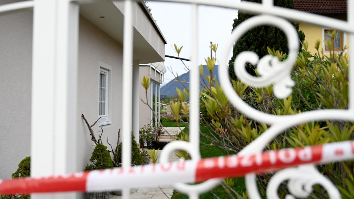 Ein 51-j&auml;hriger Mann soll seine Ex-Partnerin und ihre Mutter get&ouml;tet haben. Der Mann stellte sich, bewaffnet mit zwei Feuerwaffen, kurz nach der Tat den Polizeibeamten. (Foto)