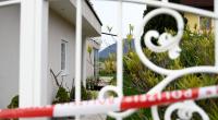 Ein 51-jähriger Mann soll seine Ex-Partnerin und ihre Mutter getötet haben. Der Mann stellte sich, bewaffnet mit zwei Feuerwaffen, kurz nach der Tat den Polizeibeamten.