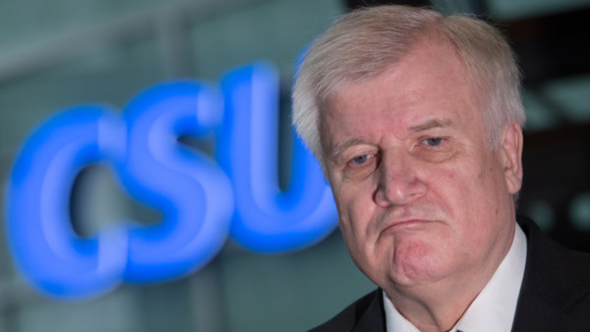 Was Horst Seehofer mit diesem obercoolen Blick bezwecken will? Junge Wähler gewinnen? Die Schriftzeichen der CSU sind jedenfalls gut zu erkennen. Die Antwort kennt aber wohl nur er selbst. (Foto)