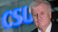 Was Horst Seehofer mit diesem obercoolen Blick bezwecken will? Junge Wähler gewinnen? Die Schriftzeichen der CSU sind jedenfalls gut zu erkennen. Die Antwort kennt aber wohl nur er selbst.